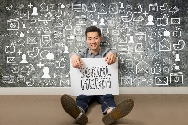 Jonge Zakenman Huidige Sociale Media Communicatieconcept — Stockfoto