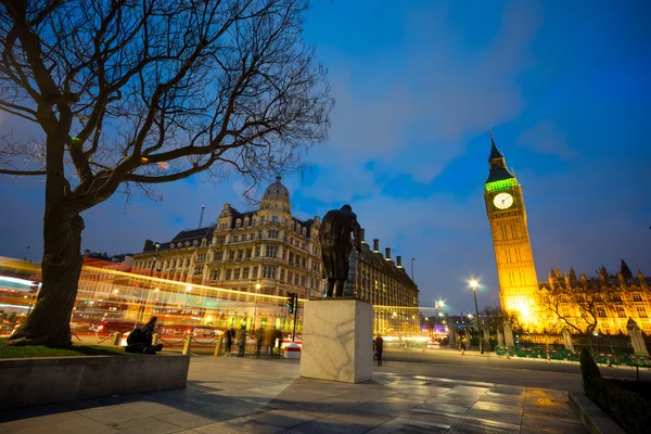Биг Бен и статуя сэра Уинстона Черчилля, Лондон, Англия — стоковое фото