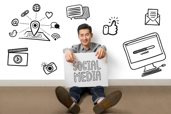 Jonge zakenman huidige sociale media communicatieconcept — Stockfoto