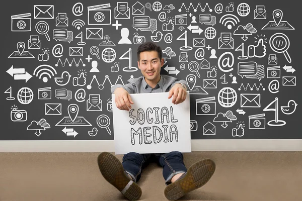 Молодий бізнесмен презентує концепцію комунікації в соціальних мережах — стокове фото