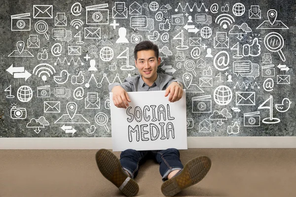 Joven empresario presenta concepto de comunicación en redes sociales — Foto de Stock