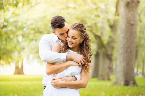 Genç çift yürüme, Hyde Park, Londra: gün batımı renk tonu seçeneðini belirleyin