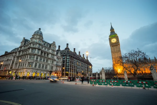 Big Ben και το άγαλμα του Σερ Ουίνστον Τσόρτσιλ, Λονδίνο, Αγγλία — Φωτογραφία Αρχείου