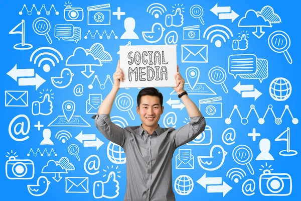 Concepto de medios sociales de empresario asiático — Foto de Stock