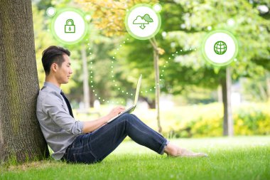 Genç Asyalı ve başarılı işadamı kullanarak tablet, dizüstü, mobil p