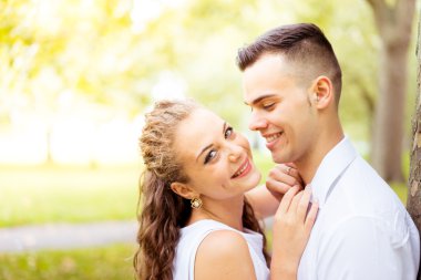 Genç çift yürüme, Hyde Park, Londra: gün batımı renk tonu seçeneðini belirleyin