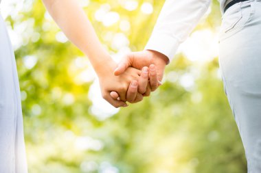 Genç çift yürüme, Hyde Park, Londra: gün batımı renk tonu seçeneðini belirleyin