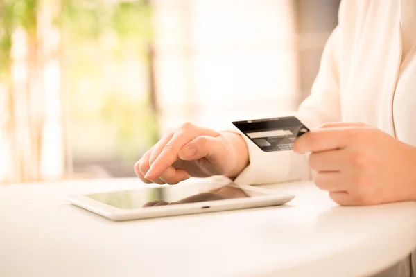 Handen Van Vrouw Van Een Kantoor Typen Toetsenbord Met Credit — Stockfoto