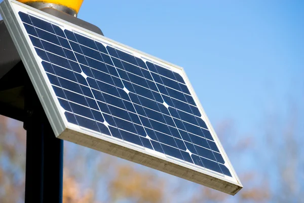 Feu de circulation à partir du panneau solaire — Photo