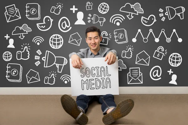 Молодий бізнесмен презентує концепцію комунікації в соціальних мережах — стокове фото