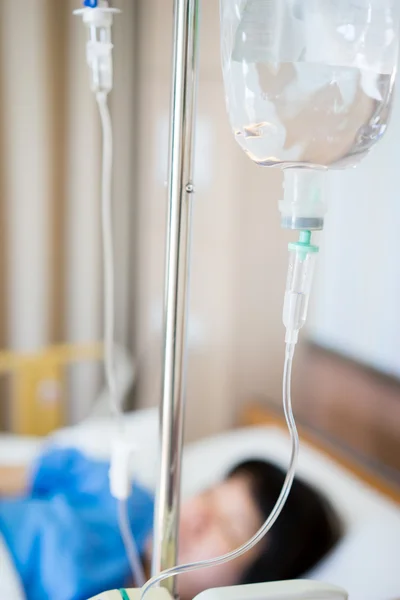 Asiática mujer paciente en cama en hospital habitación — Foto de Stock