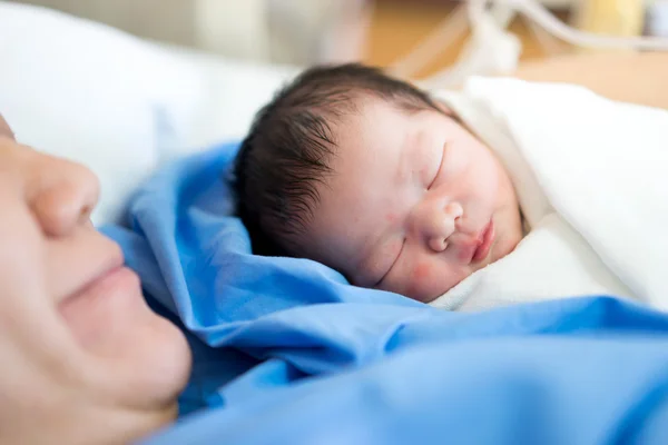 Mãe asiática com bebê recém-nascido no hospital — Fotografia de Stock