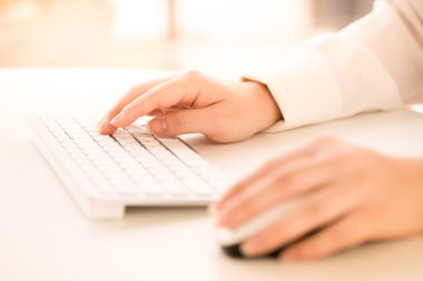 Eller klavye kredi kartı ile tipik bir office kadının