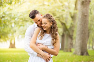 Genç çift yürüme, Hyde Park, Londra: gün batımı renk tonu seçeneðini belirleyin