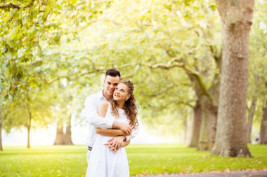 Genç çift yürüme, Hyde Park, Londra: gün batımı renk tonu seçeneðini belirleyin