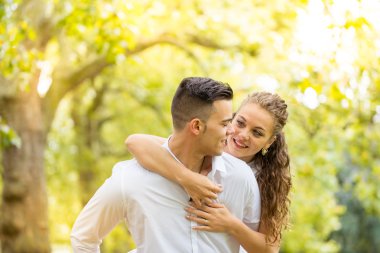 Genç çift yürüme, Hyde Park, Londra: gün batımı renk tonu seçeneðini belirleyin