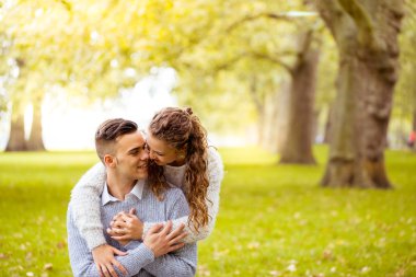 Genç çift yürüme, Hyde Park, Londra: gün batımı renk tonu seçeneðini belirleyin