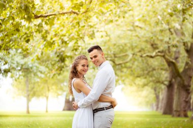 Genç çift yürüme, Hyde Park, Londra: gün batımı renk tonu seçeneðini belirleyin