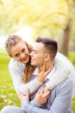 Genç çift yürüme, Hyde Park, Londra: gün batımı renk tonu seçeneðini belirleyin