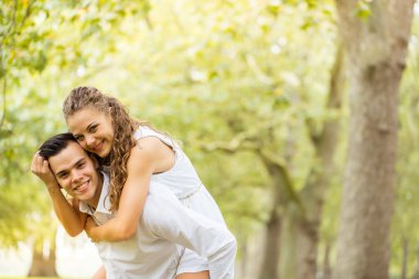 Genç çift yürüme, Hyde Park, Londra: gün batımı renk tonu seçeneðini belirleyin