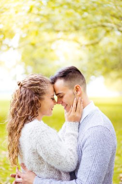 Genç çift yürüme, Hyde Park, Londra: gün batımı renk tonu seçeneðini belirleyin
