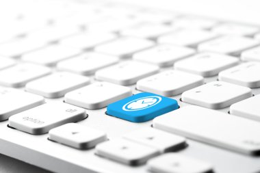 Bilgisayar klavye tuş üzerinde iş ve e-ticaret görüntülenmesi