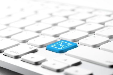 E-posta ve bilgisayar klavye simgesine iletişim