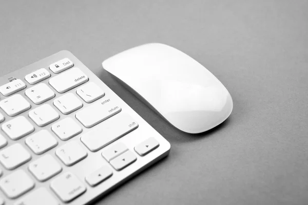 Современные и белые компьютерная мышь и клавиатура — стоковое фото