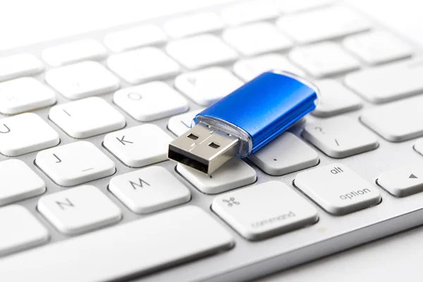 USB Flash disk v notebooku klávesnice počítače — Stock fotografie