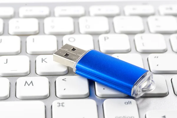 Unidade flash USB no teclado do computador portátil — Fotografia de Stock