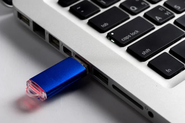 USB-Stick auf Computer-Laptop-Tastatur — Stockfoto