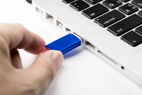 USB-Stick auf Computer-Laptop-Tastatur — Stockfoto