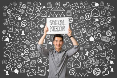 Genç işadamı mevcut sosyal medya iletişim kavramı