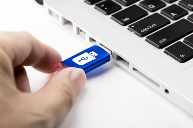 İş ve online alışveriş e-ticaret simgesi üstünde Usb götürmek