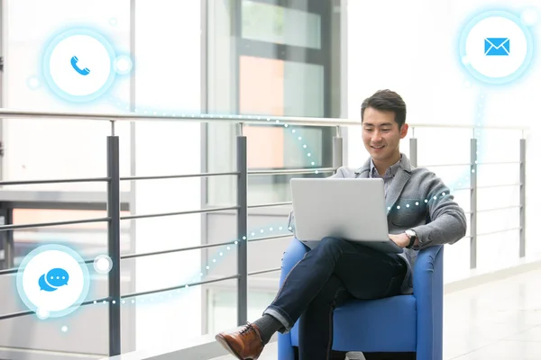 Junger Asiatischer Geschäftsmann Mit Tablet Handy Büro — Stockfoto