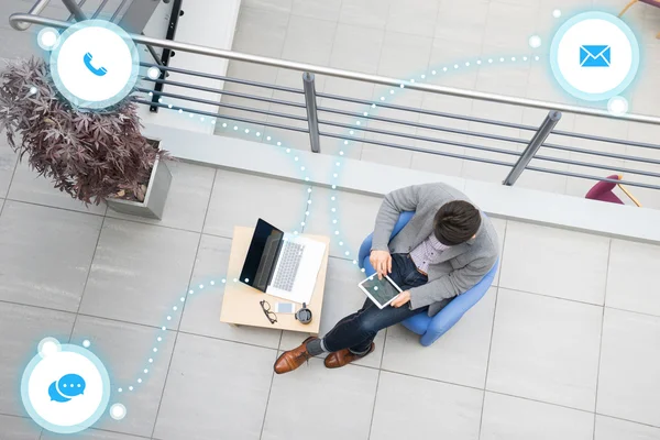 Junger Asiatischer Geschäftsmann Mit Tablet Handy Büro — Stockfoto