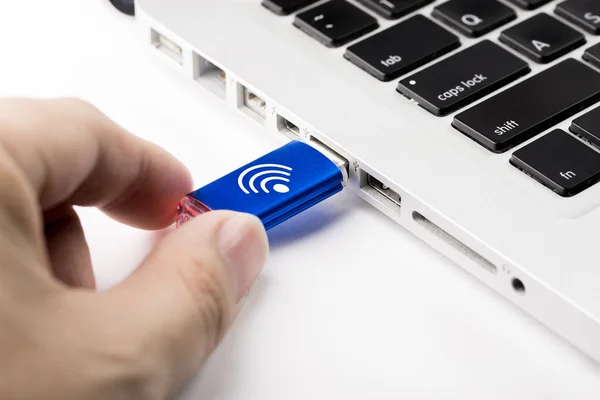 Mídia social, WIFI & Ícone de Internet na unidade USB — Fotografia de Stock