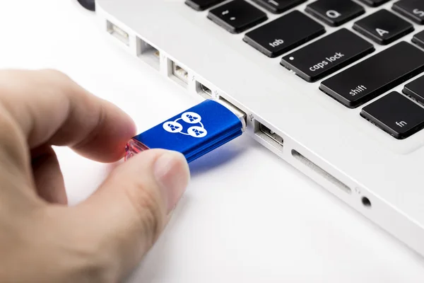 Zakelijke & online winkelen e-commerce-pictogram op de USB-drive — Stockfoto