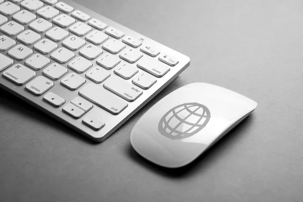 Sociální media ikony na myši & počítačové klávesnice — Stock fotografie