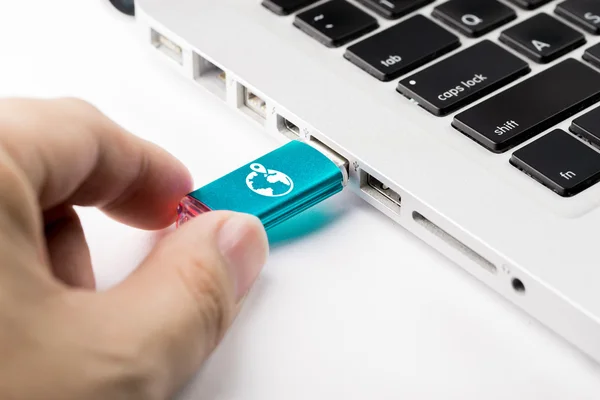 Negócios & compras on-line ícone de e-commerce na unidade USB — Fotografia de Stock