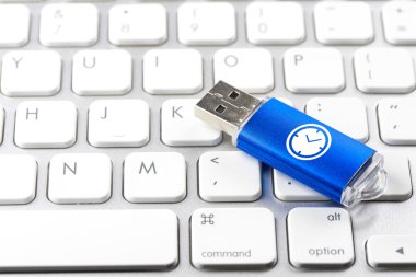 İş ve online alışveriş e-ticaret simgesi üstünde Usb götürmek