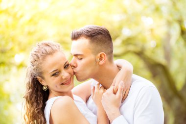 Genç çift yürüme, Hyde Park, Londra: gün batımı renk tonu seçeneðini belirleyin