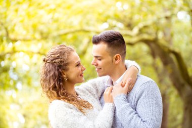 Genç çift yürüme, Hyde Park, Londra: gün batımı renk tonu seçeneðini belirleyin