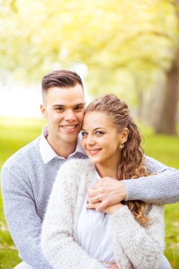 Genç çift yürüme, Hyde Park, Londra: gün batımı renk tonu seçeneðini belirleyin