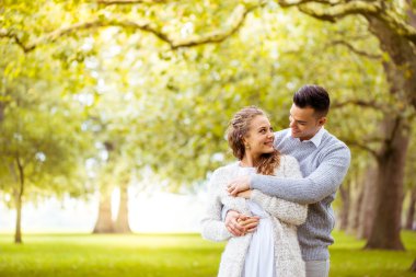 Genç çift yürüme, Hyde Park, Londra: gün batımı renk tonu seçeneðini belirleyin