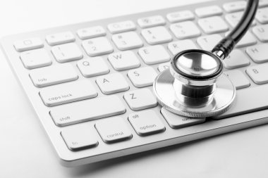 Stetoskop ile modern bilgisayar klavye