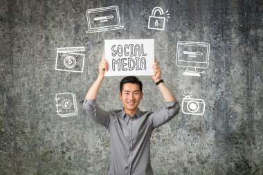 Genç işadamı mevcut sosyal medya iletişim kavramı