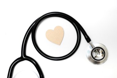 Beyaz arkaplanda steteskop 