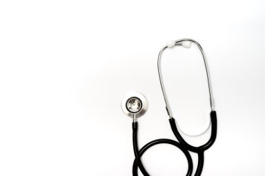 Beyaz arkaplanda steteskop 