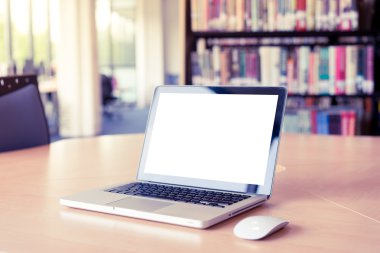 Kütüphane ve ofis dizüstü bilgisayar boş ekran